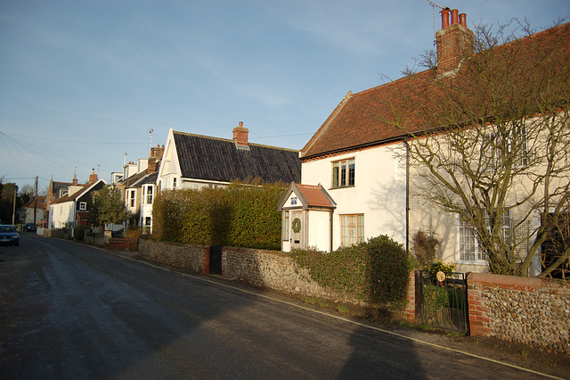 Anchor Cottages and garden walls. The Street. Walberswick (3)