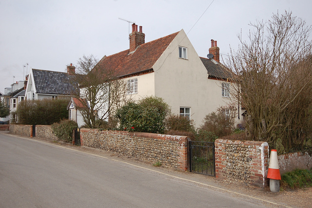 Anchor Cottages and garden walls. The Street. Walberswick (4)