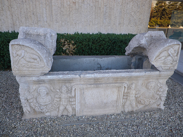 Extérieur du musée : sarcophage avec inscription inédite ?