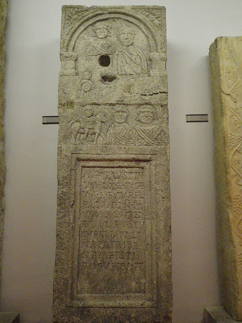 Musée national d'archéologie : Stèle de citoyens romains