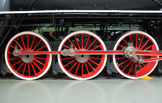 A visit to the National Railway Museum in York: driving wheels of the 607