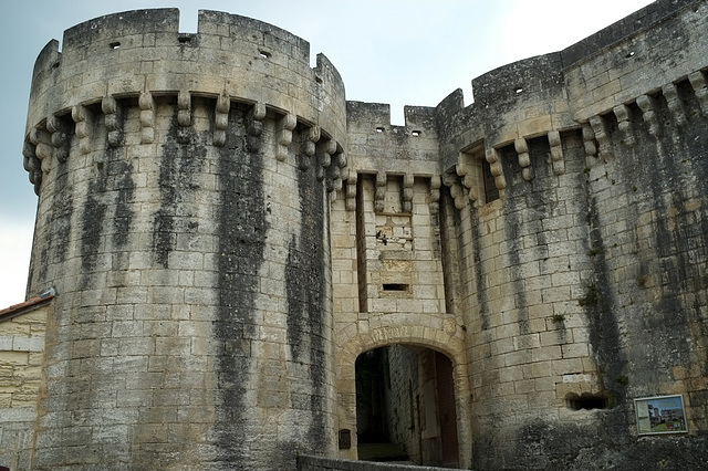 Porte du château de Bourdeilles