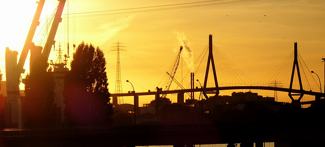 Köhlbrandbrücke im Sonnenuntergang