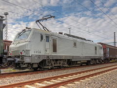 E 37 528-3 (Alstom Prima EL3U/4) zur Unterstüzung der E77 10 am Papierzug im Bahnhof Freiberg