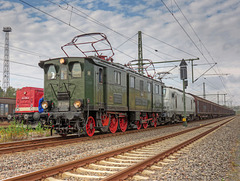 E 77 10 und E 37 528 mit dem Papierzug vor der Abfahrt nach Dresden