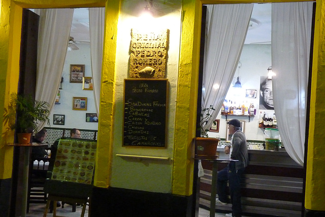 Cádiz, puerta del bar de  una peña.
