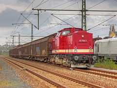 112 703-8 wartet mit einem Güterzug im Bahnhof Freiberg