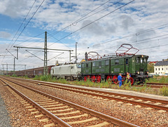 E77 10 vom Eisenbahnmuseum Dresden und E 37 528 der Firma Captrain warten mit einem Güterzug auf die Rückfahrt nach Dresden