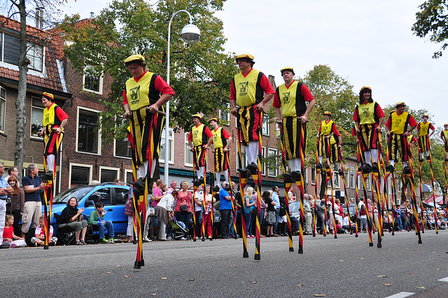 Leidens Ontzet 2011 – Parade – Steltenlopers van Merchtem