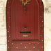 Porte ornée d'une cardabelle à Saint-Guilhem-le-Désert (août 2012), Hérault, Languedoc-Roussillon, France