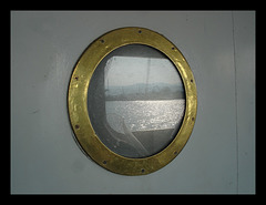 Hublot doré de traversier / Golden ferry window