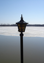 Lanterne et glace printanière / Spring ice and lantern.