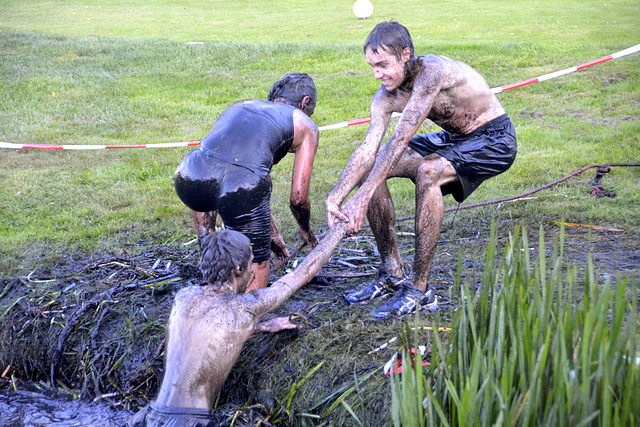 Poldercross Warmond 2013 – Helping a friend