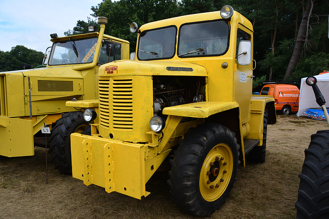Oldtimerfestival Ravels 2013 – Saviem tractor