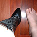 Lady Shoobedoo's high-heeled boots and her broken toe / Dame Shoobedoo en bottes à talons hauts et son orteil cassé.