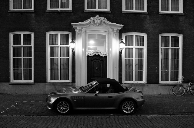 BMW in front of a fancy house on the Hogewoerd in Leiden