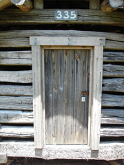 Porte numéro 335 / Door number 335.