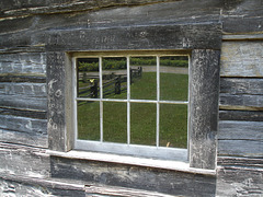 Pucket cabin's window / Fenêtre ancienne et historique.