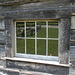 Pucket cabin's window / Fenêtre ancienne et historique.