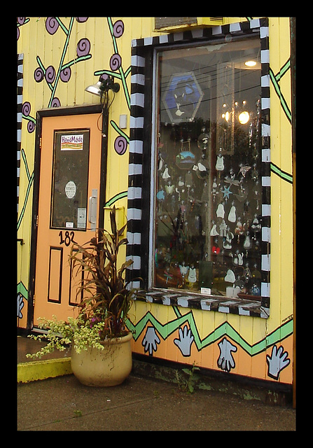 Fireweed door & window / Porte & fenêtre en mode fireweedien. Fireweed door & window / Porte & fenêtre en mode fireweedien.