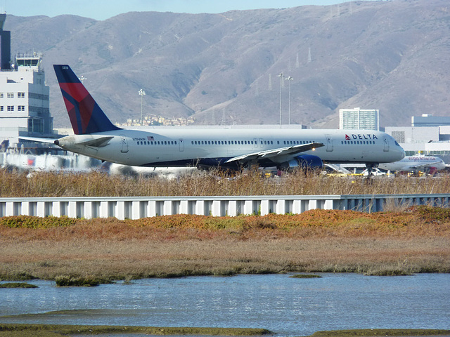 Delta N594NW departing SFO - 16 November 2013