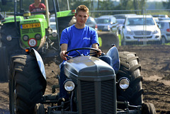 Oldtimerfestival Ravels 2013 – Happy tractor driver