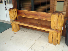 Woody bench / Banc boisé.