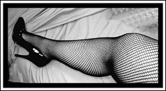 Dame Shoobedoo en bas résille et escarpins noirs / Lady Shoobedoo in fishnets and black pumps.