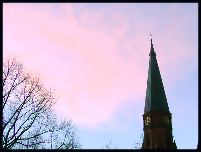 Friedenskirche Hamburg Altona vor dem abendlichen Xaver - Himmel