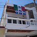 Fleurdelysée allongé et drapeau mexicain en harmonie / Mexican an doctored Quebec flag in electric harmony.