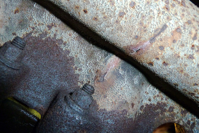 Tear in the exhaust manifold of a Mercedes-Benz 230E