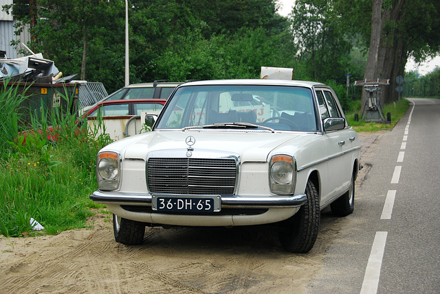 1974 Mercedes-Benz 230.4
