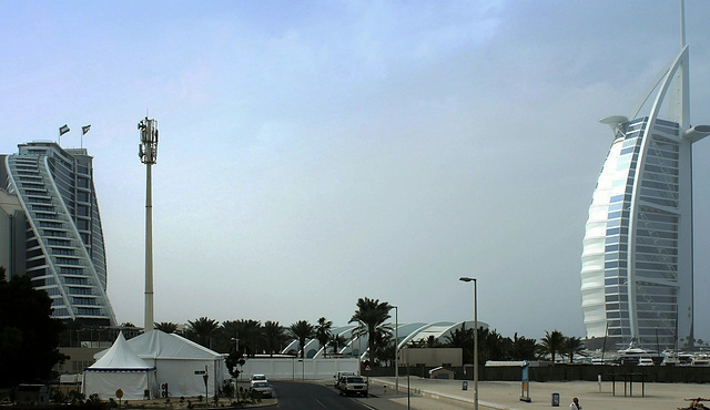 Links das Jumeirah Beach Hotel.  Rechts das Burj al Arab mit dem Hubschrauberlandeplatz oben links und der Skyview Bar oben rechts. ©UdoSm