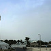 Links das Jumeirah Beach Hotel.  Rechts das Burj al Arab mit dem Hubschrauberlandeplatz oben links und der Skyview Bar oben rechts. ©UdoSm