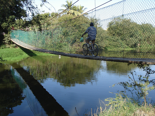Cycliste en suspension / Biking over the river.