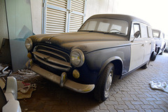 Sharjah 2013 – Sharjah Classic Cars Museum – Peugeot 403