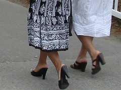 Duo de Dames matures et hispaniques en talons hauts / Hispanic mature Ladies in high heels.
