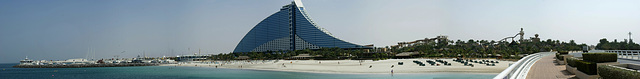 Jumeira-Beach-Hotel mit Strand, Marina und Vergnügungspark.  ©UdoSm