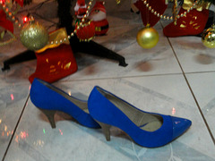 My friend Rita's blue high heels shoes / Les escarpins bleus de mon amie Rita.