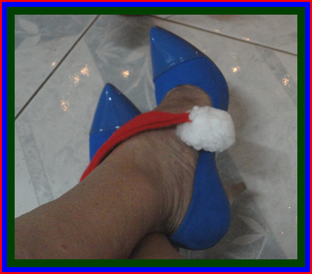 My friend Rita's blue high heels shoes / Les escarpins bleus de mon amie Rita - Recadrage