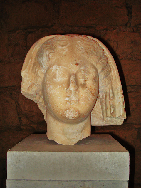 Roman statue head_1, Cryptoporticus