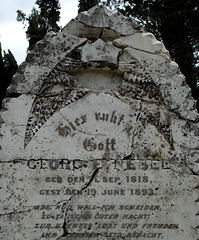 "Hier ruht ... Gott" - broken headstone