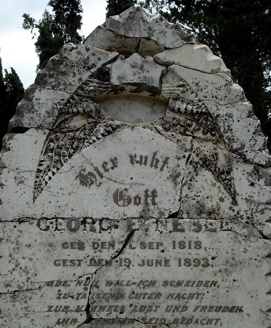 "Hier ruht ... Gott" - broken headstone