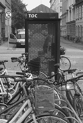 B & W TDC phone booth / Téléphone TDC  en noir et blanc