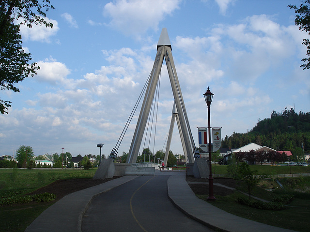Pont piétonnier et lampadaire / Pathway lamp and footbridge.