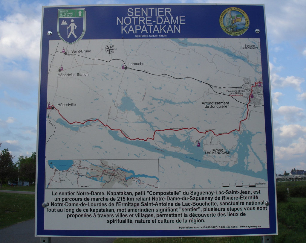 Sentier Notre-Dame Kapatakan / Hiking trail sign.