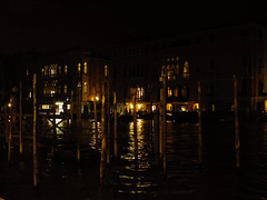 ...Venise...avec un peu d'imagination ,on imagine la vie de Casanova et autres...
