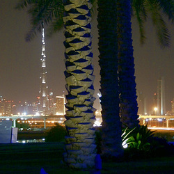 Jenseits des Creek, der Burj Khalifa in der Nacht.  ©UdoSm
