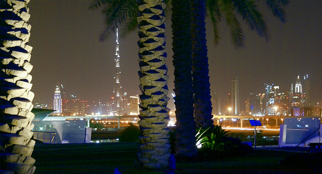 Jenseits des Creek, der Burj Khalifa in der Nacht.  ©UdoSm