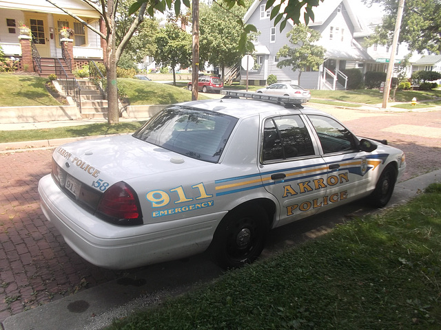 Akron police car / La loi sur pneus en Ohio.